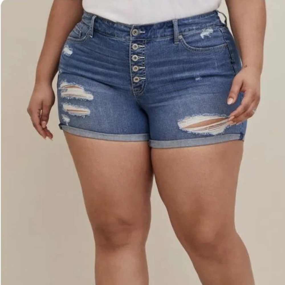 Torrid - MID RISE SHORTIE SHORT - VINTAGE STRETCH MEDIUM WASH - 18